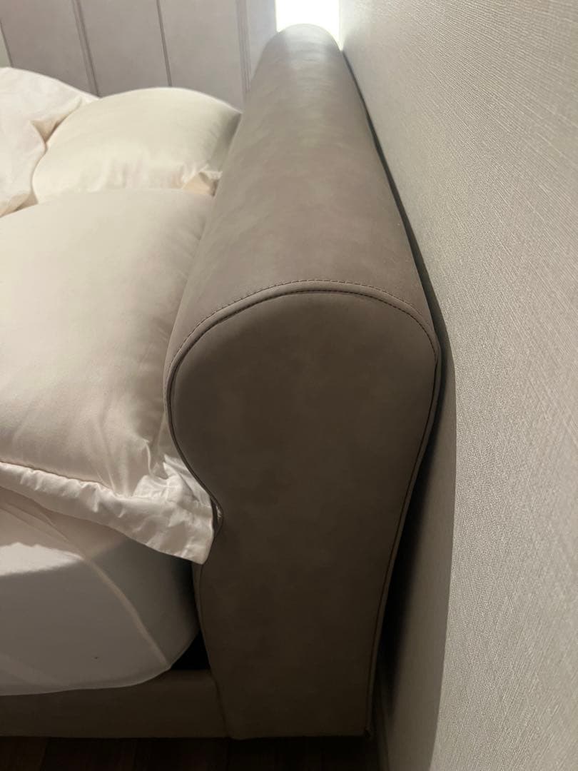 美品　RASIKレザーNOBILIS グレージュ　ダブルベッド　ベッドフレーム