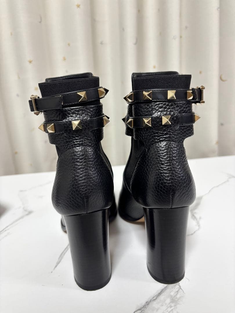 VALENTINO ガラヴァーニ スタッズブーティ 黒