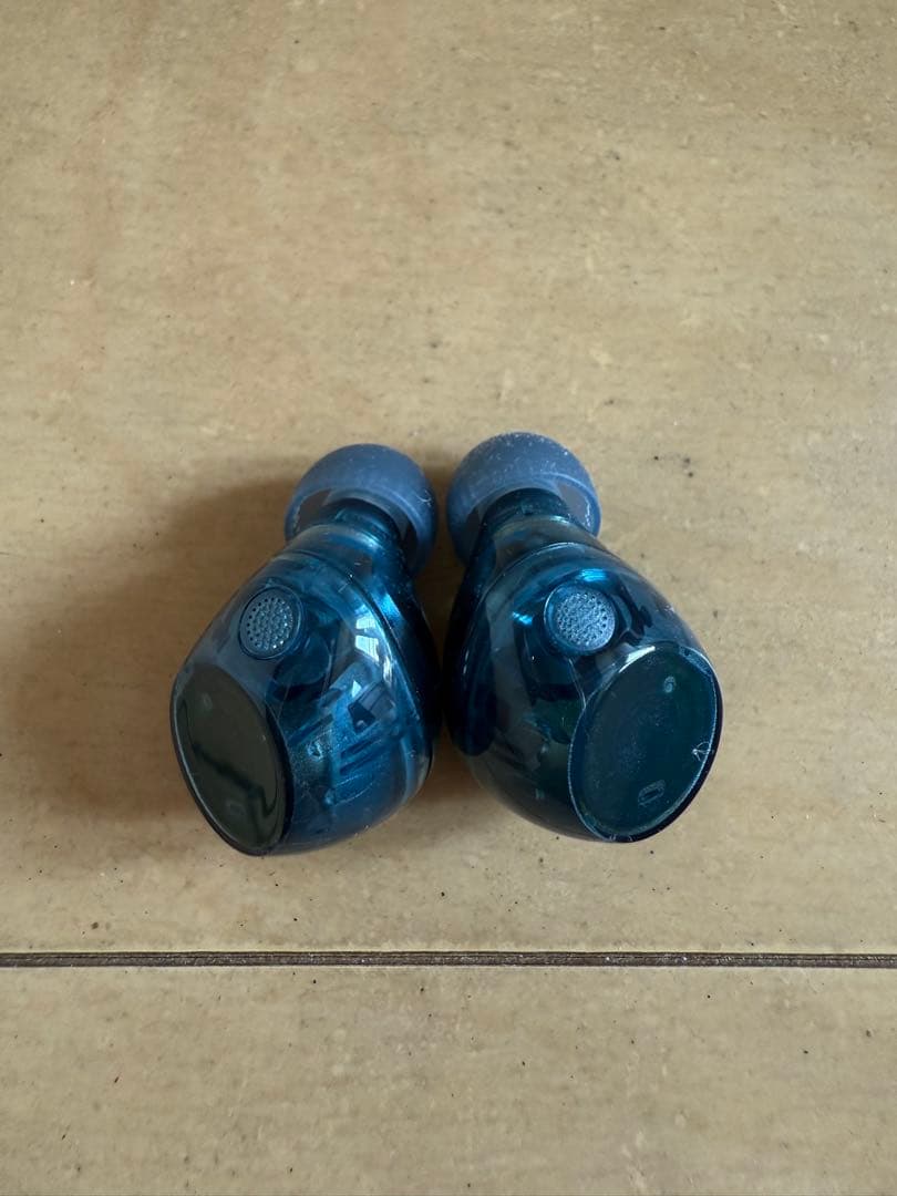 美品　クリアブルー ワイヤレスイヤホン 充電ケース付き