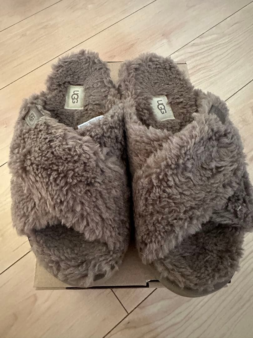 新品未使用UGGファーサンダル23㎝