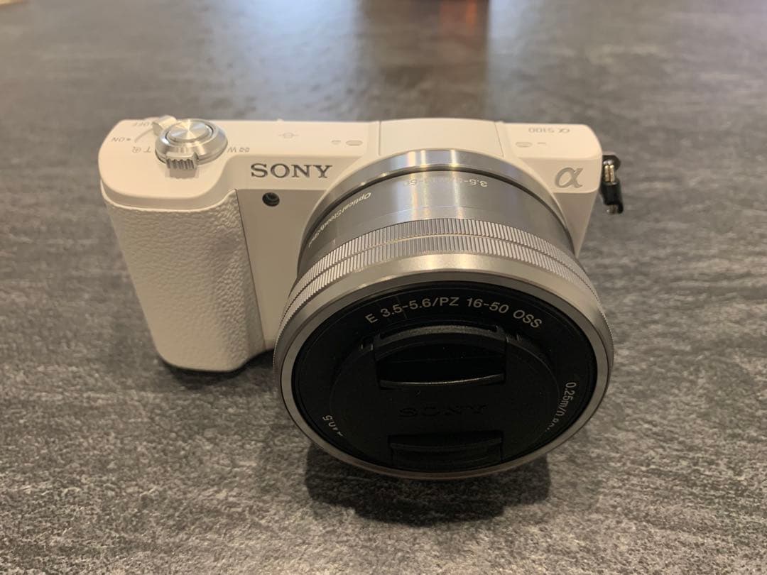 (新品同様) SONY α5100 ホワイト ミラーレス一眼 本体とレンズ付き