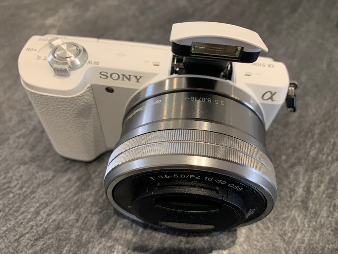 (新品同様) SONY α5100 ホワイト ミラーレス一眼 本体とレンズ付き
