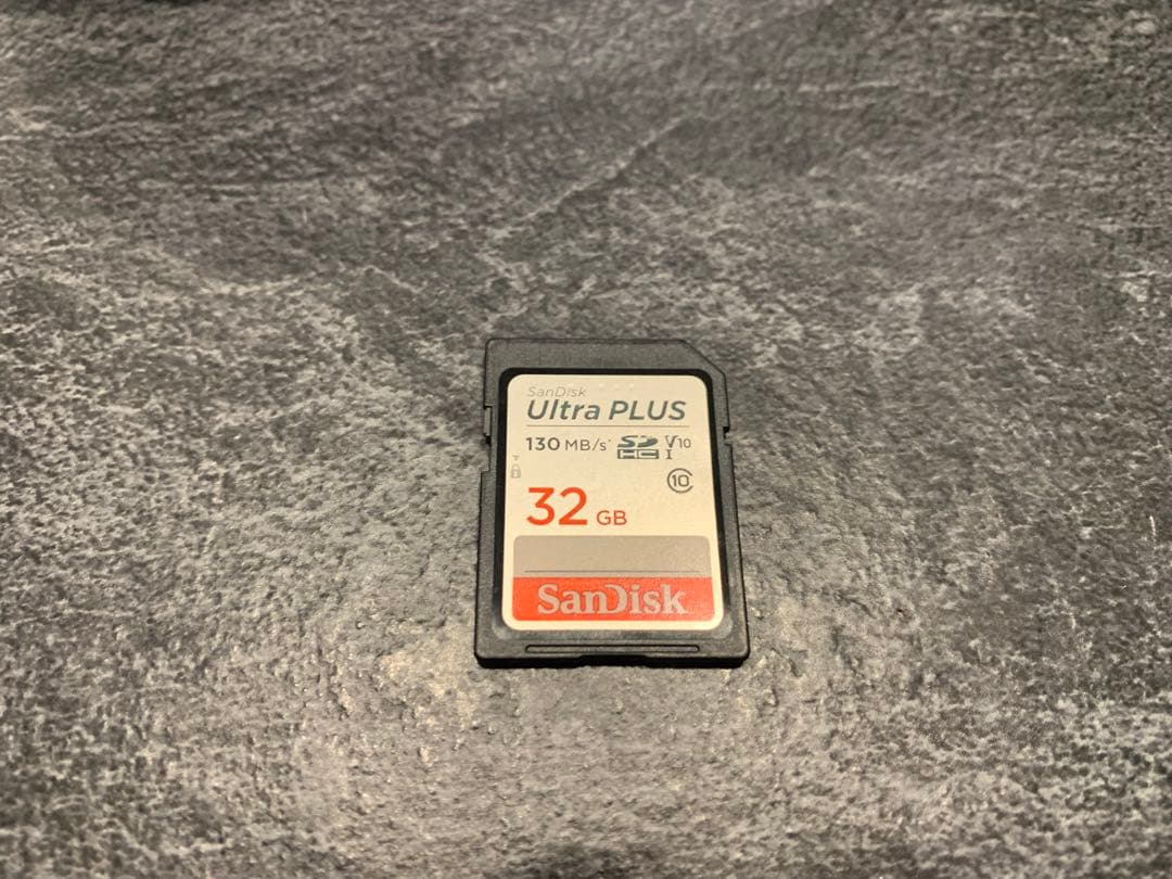 (新品同様) SONY α5100 ホワイト ミラーレス一眼 本体とレンズ付き