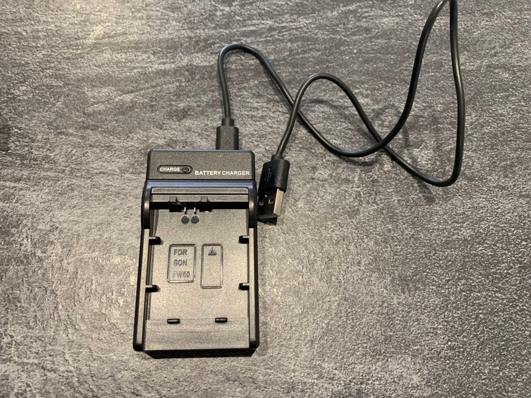 (新品同様) SONY α5100 ホワイト ミラーレス一眼 本体とレンズ付き