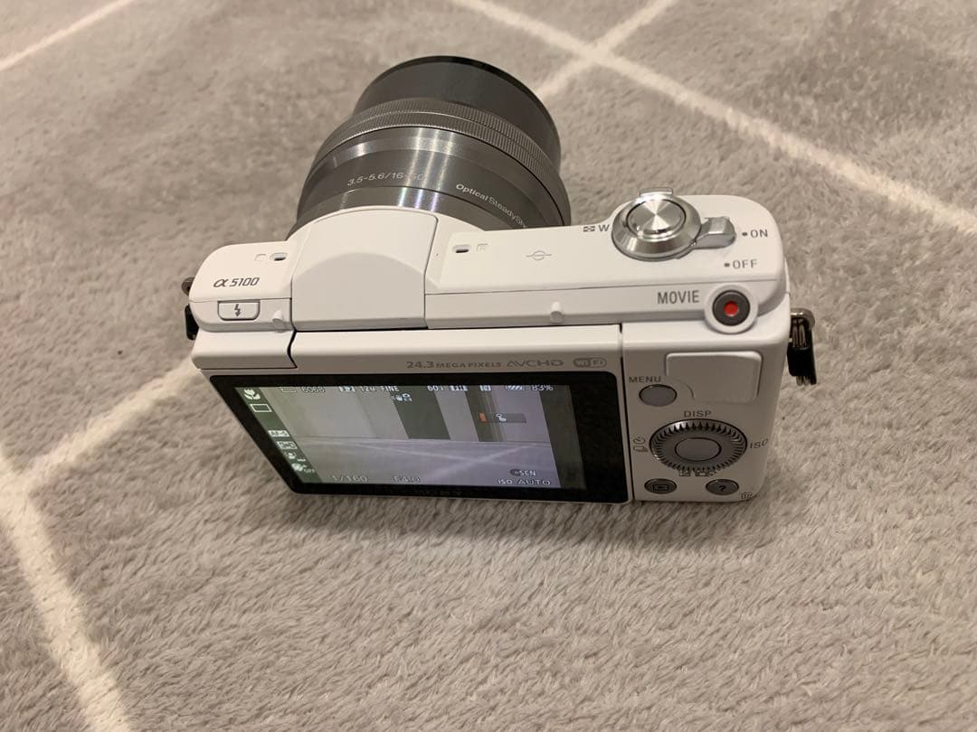 (新品同様) SONY α5100 ホワイト ミラーレス一眼 本体とレンズ付き