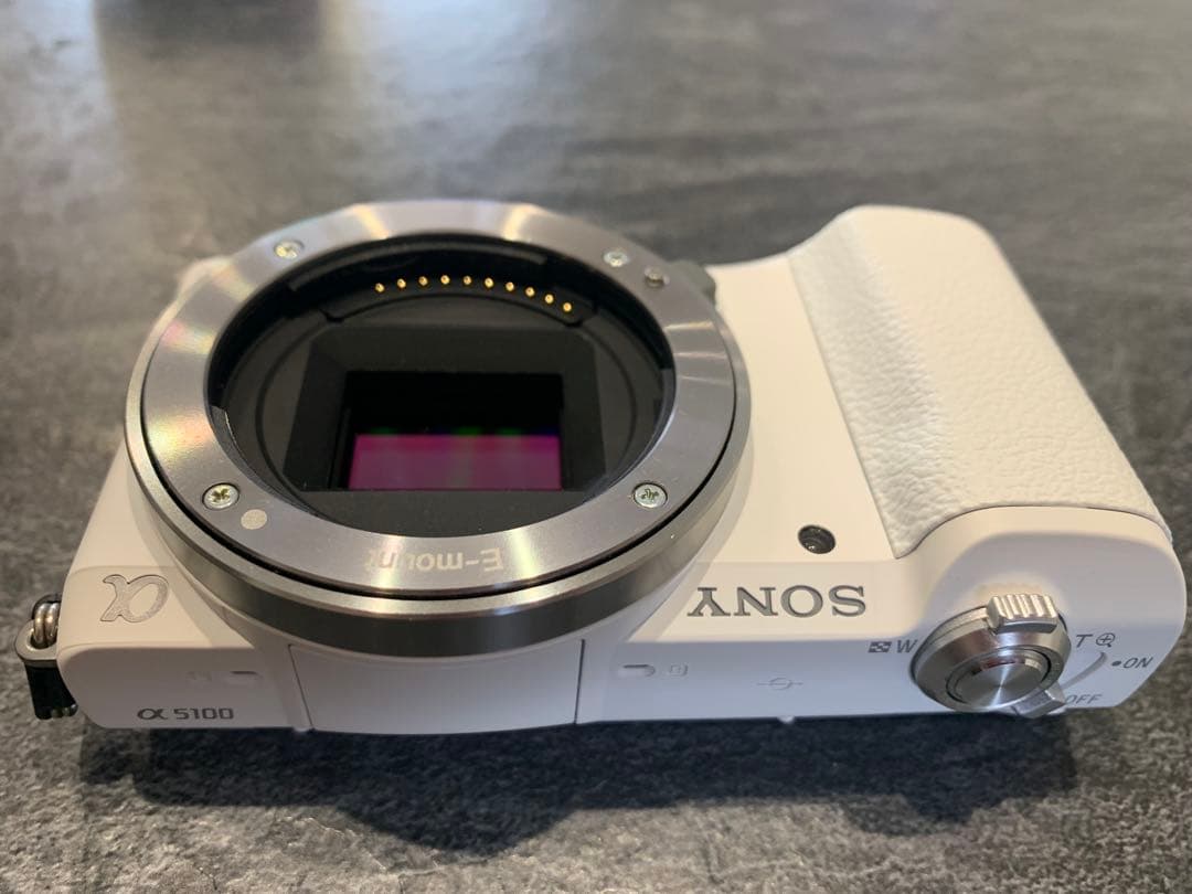 (新品同様) SONY α5100 ホワイト ミラーレス一眼 本体とレンズ付き