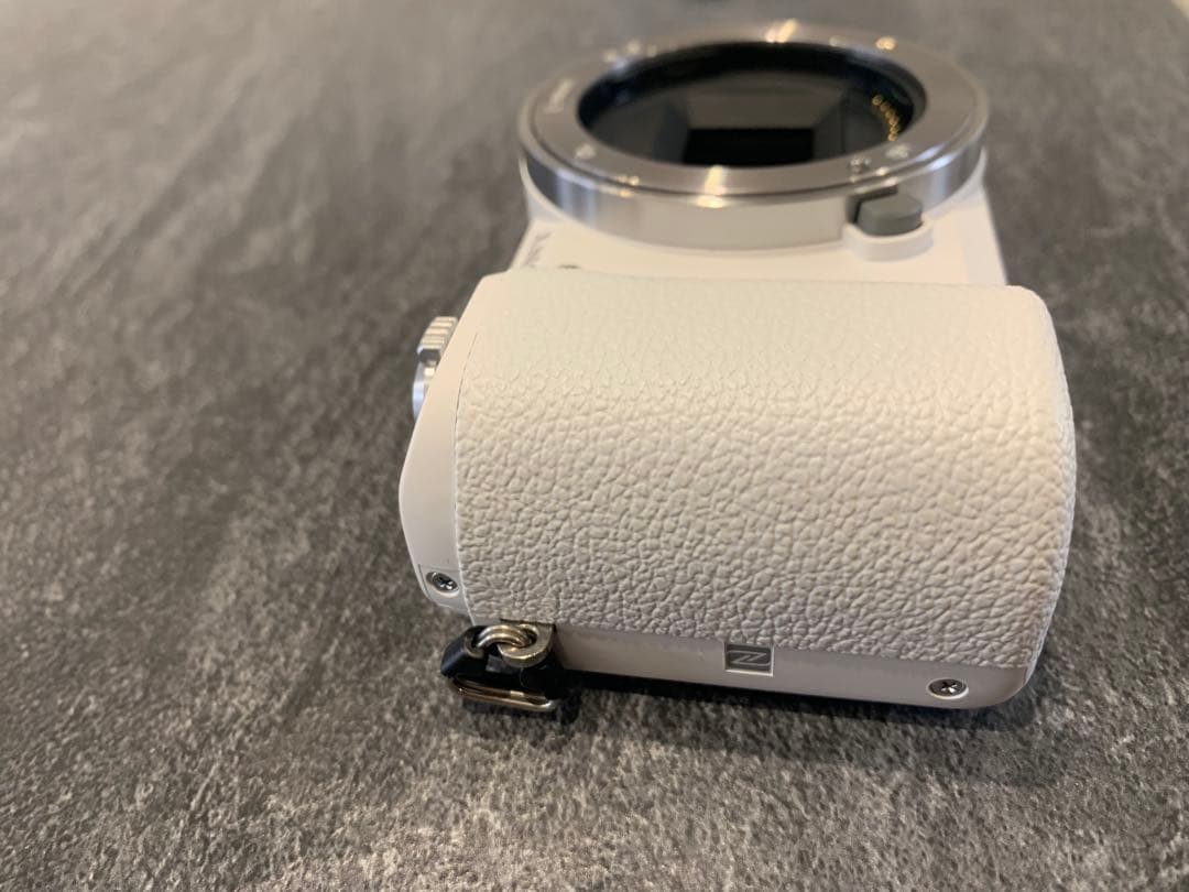 (新品同様) SONY α5100 ホワイト ミラーレス一眼 本体とレンズ付き