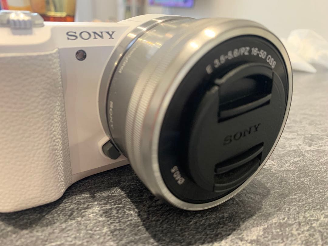 (新品同様) SONY α5100 ホワイト ミラーレス一眼 本体とレンズ付き