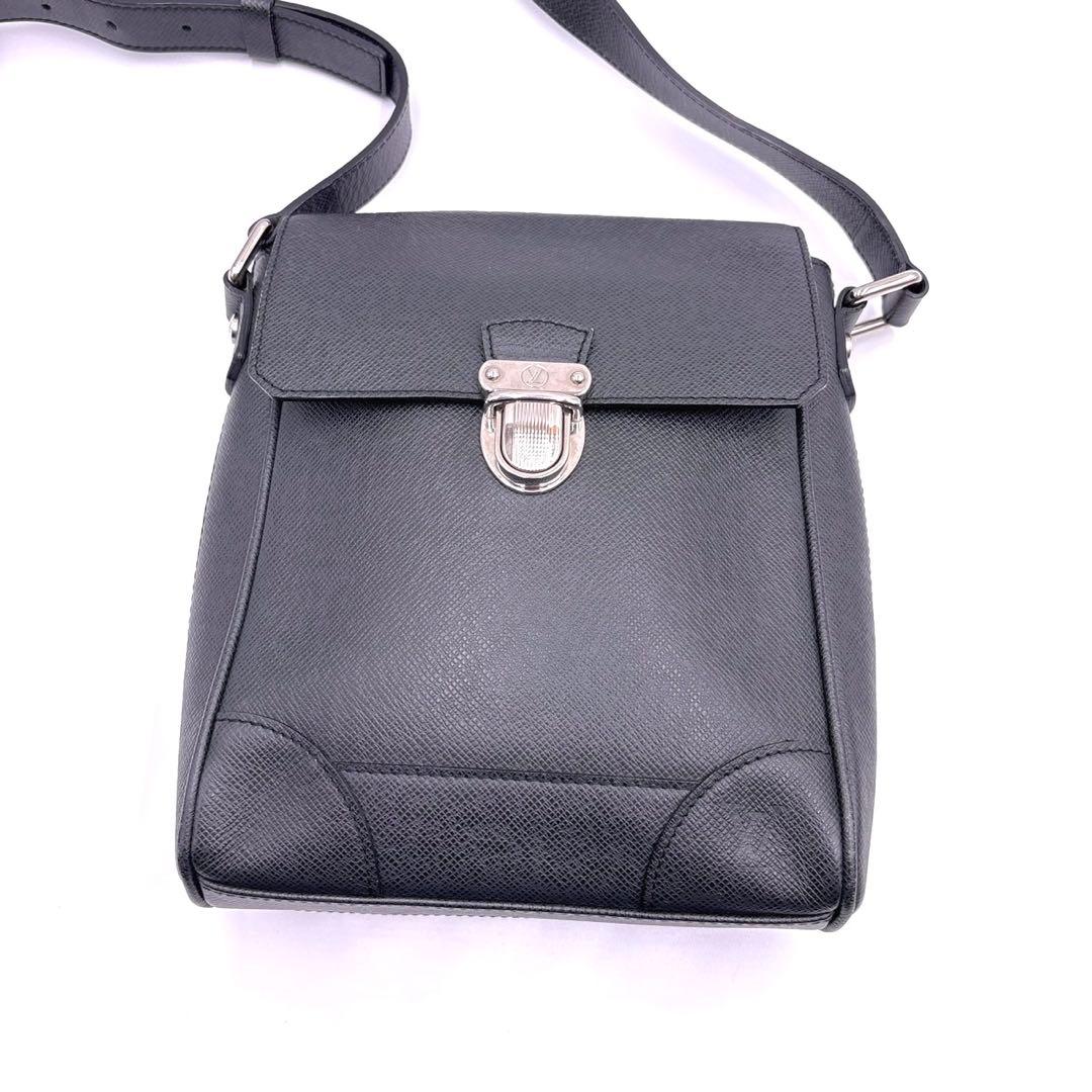 極美品　ルイヴィトン　タイガ ルカ ショルダーバッグ 25071401