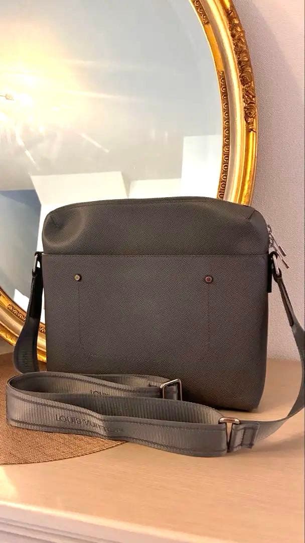 LOUIS VUITTON　値段交渉可　タイガ　グリゴリ メッセンジャーPM