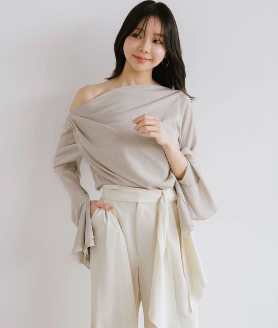 Aimeine エメイン ドレープネックカフススリーブトップス