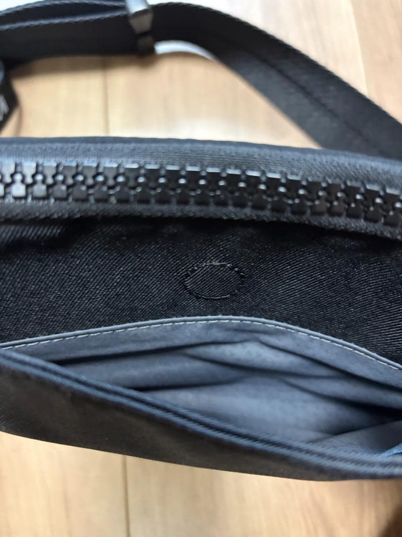 TUMI スリムスリングボディバッグ ブラック