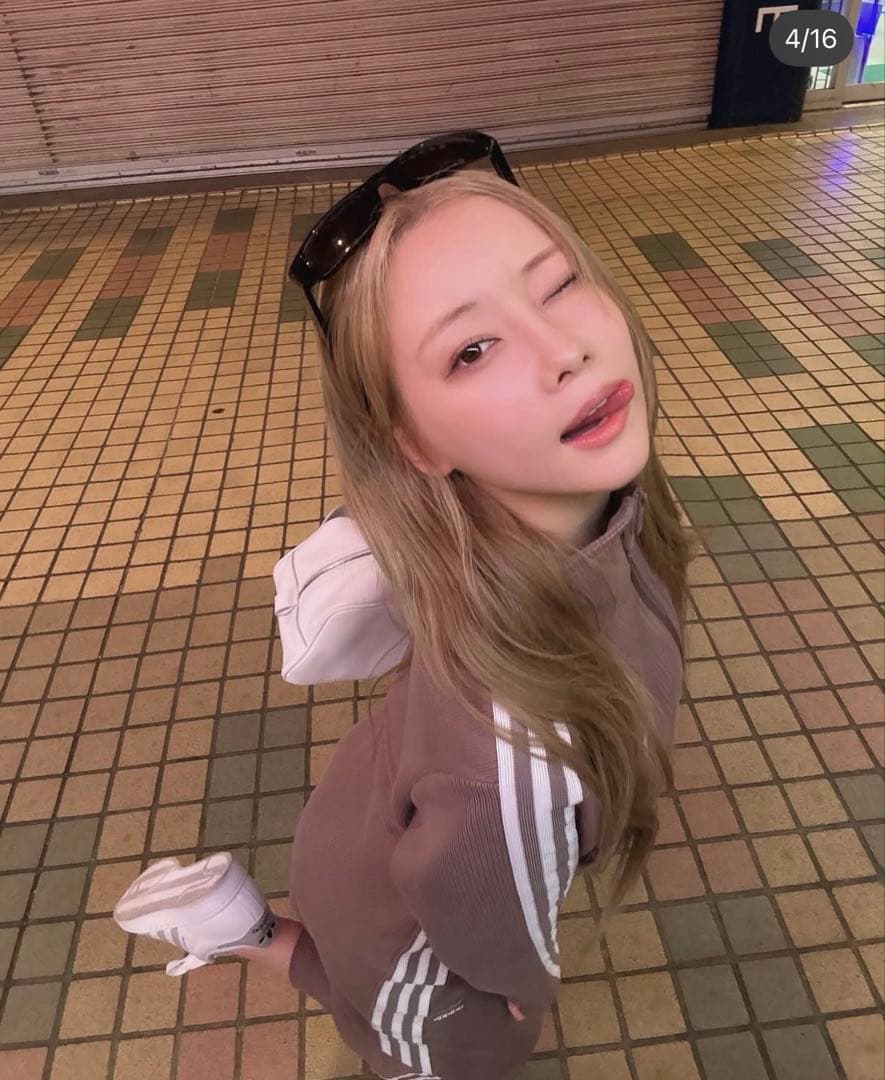 重盛さと美着用　adidas セットアップ　スカート　ジャケット