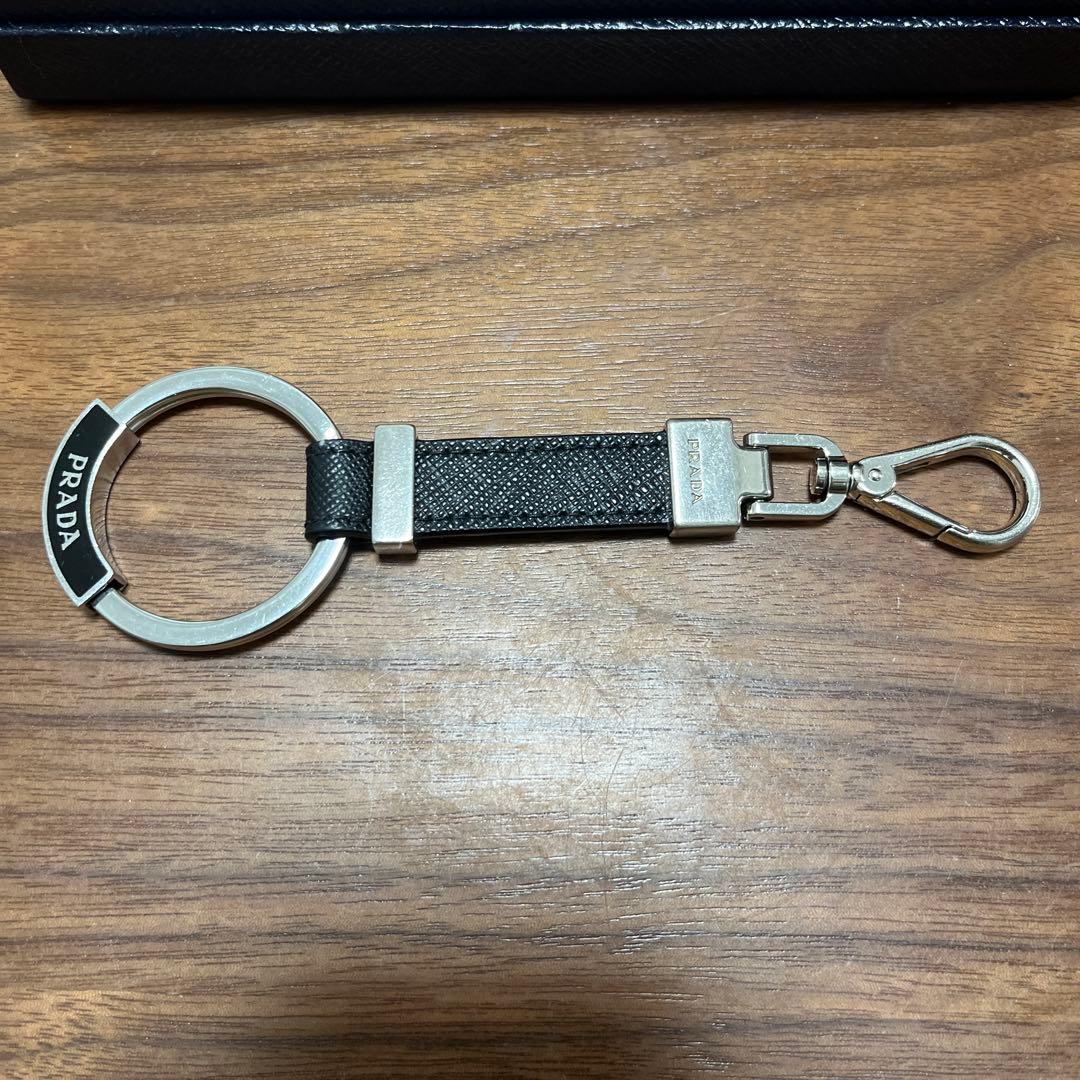 PRADA 黒レザー キーホルダー