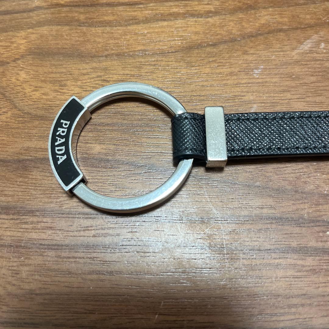 PRADA 黒レザー キーホルダー