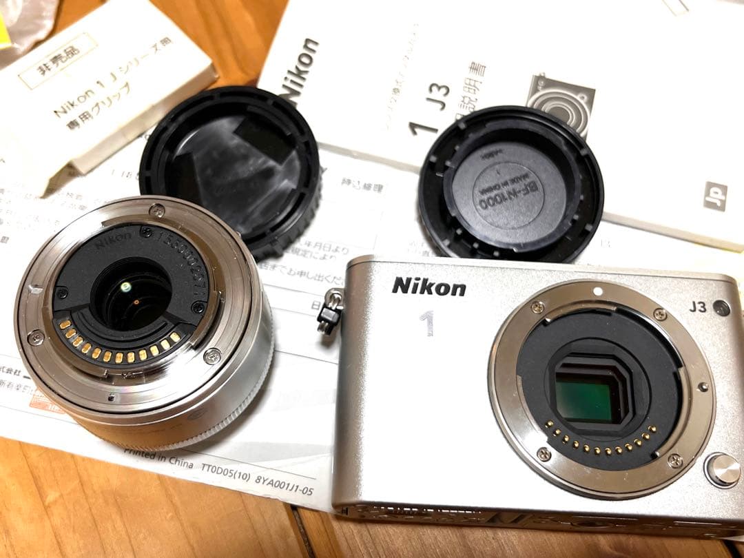値下Nikon 1 J3 ミラーレスカメラ本体とレンズ18.5/1.8 シルバー