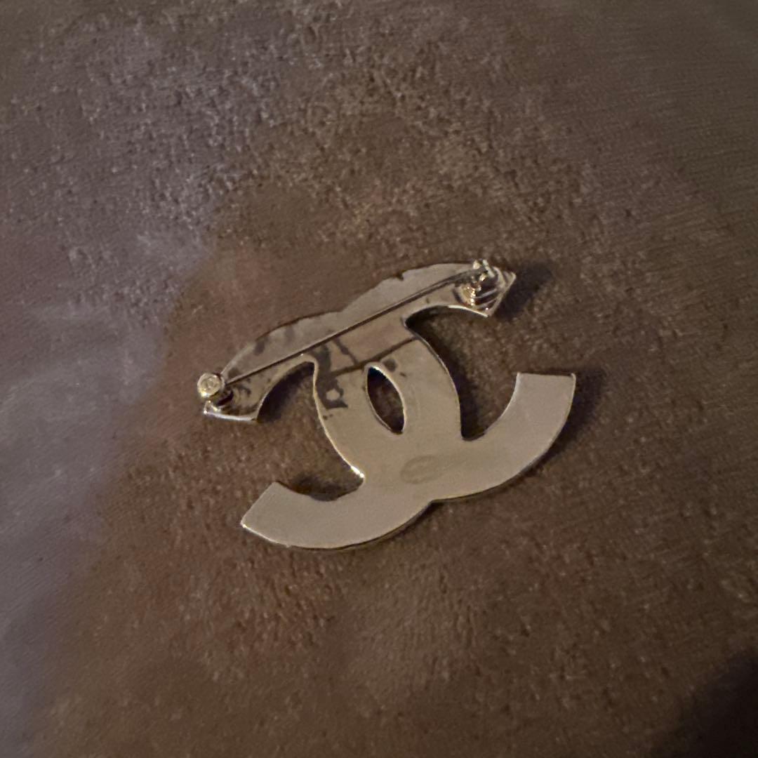 CHANEL ブラックロゴブローチ