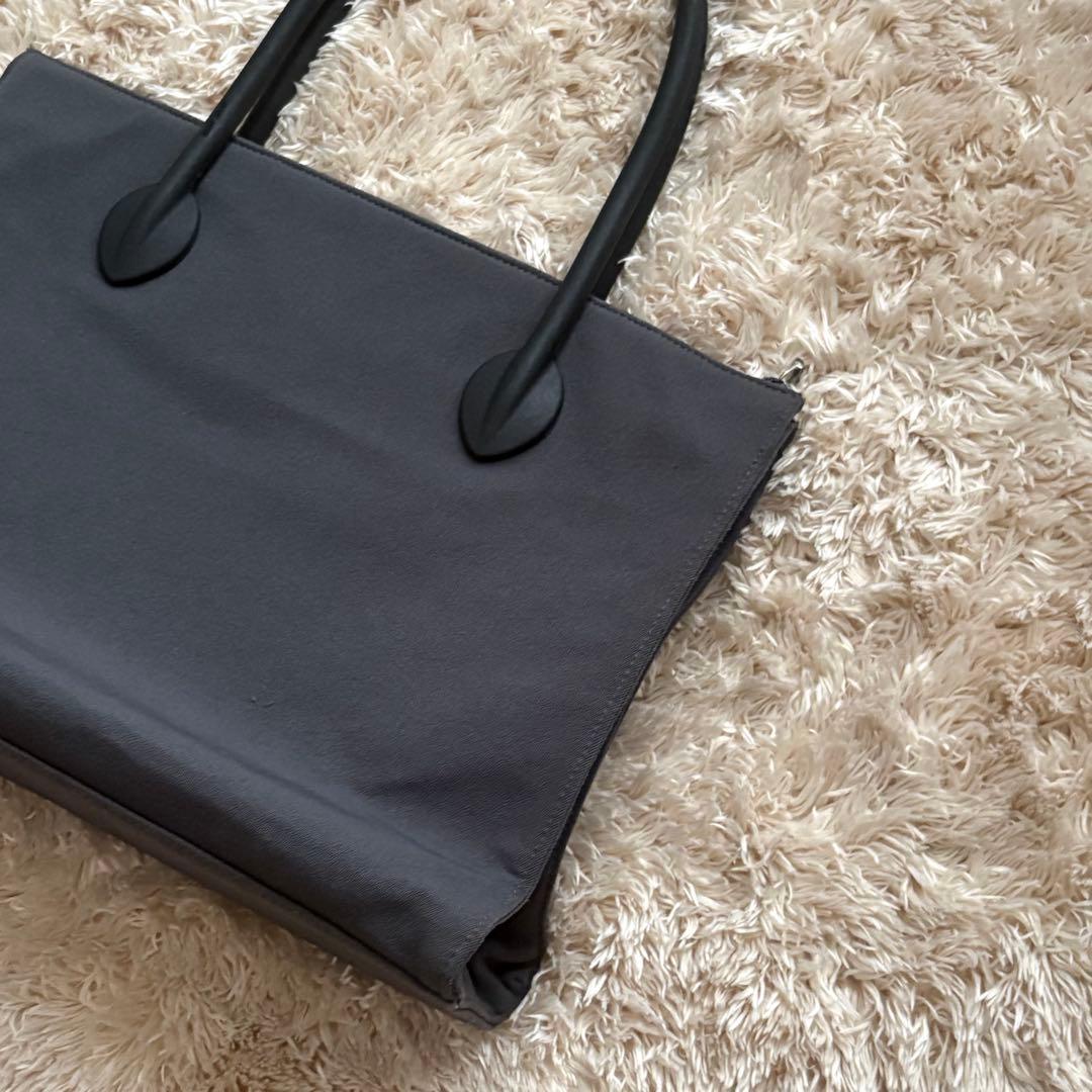 【希少】MIUMIU トートバッグ archive A4収納 ロゴ エンボス