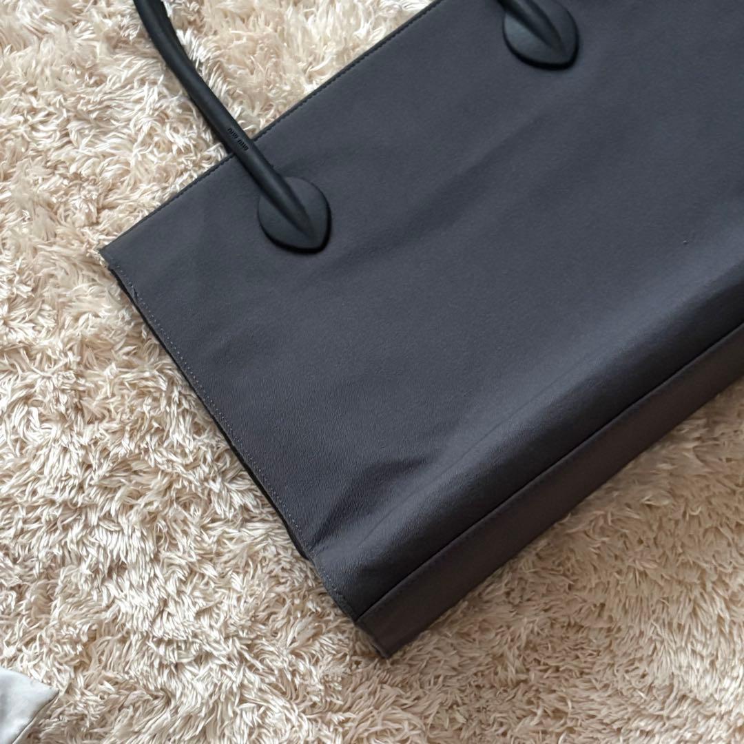 【希少】MIUMIU トートバッグ archive A4収納 ロゴ エンボス