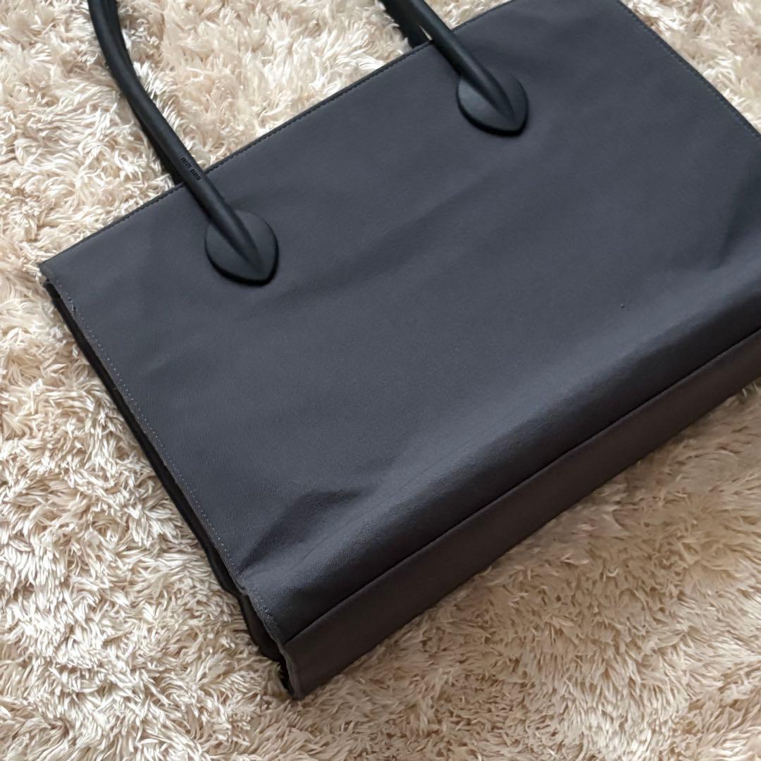 【希少】MIUMIU トートバッグ archive A4収納 ロゴ エンボス