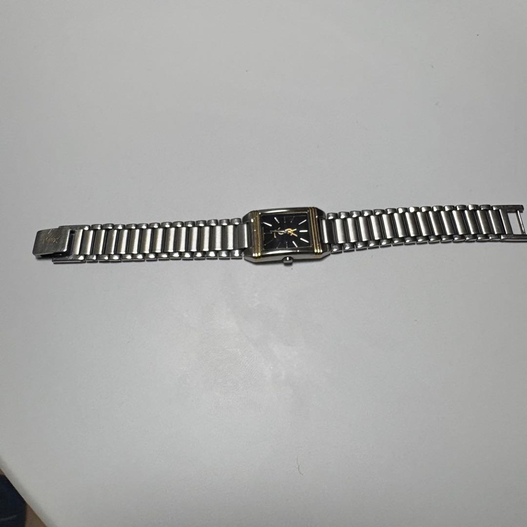 YSL イヴサンローラン　スクエア　ブラック文字盤　ゴールドロゴ