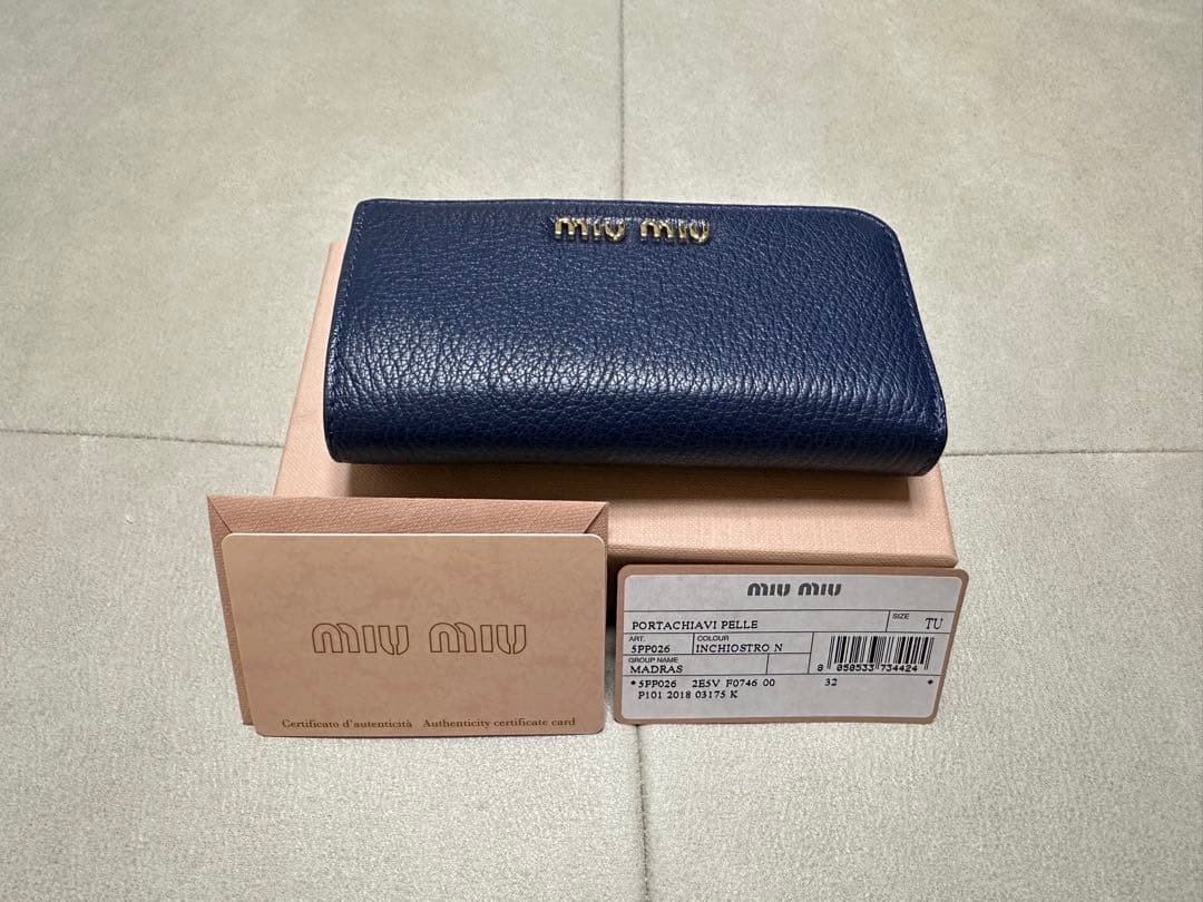 miu miu ネイビー レザー キーケース