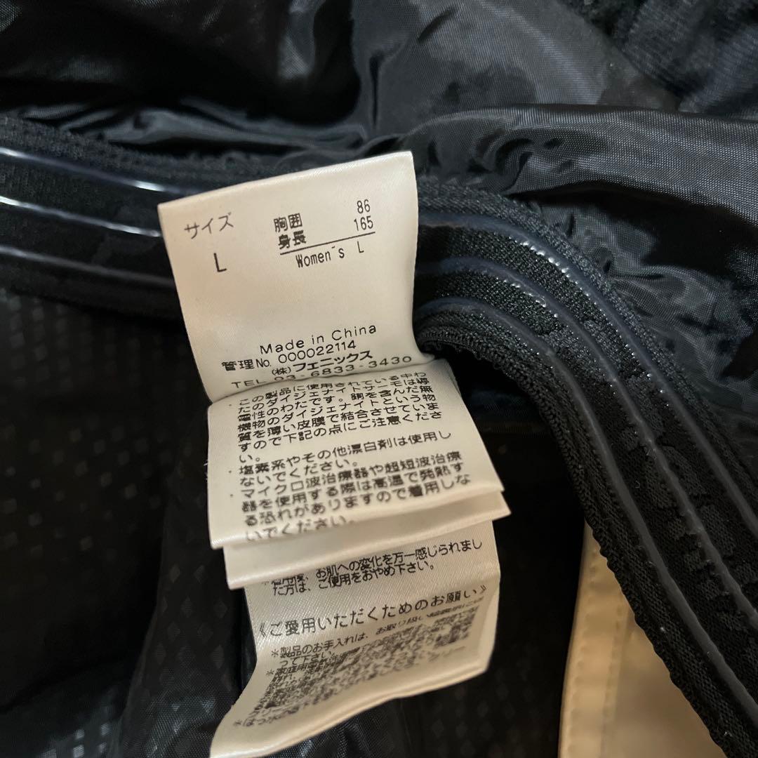 ホワイトジャケットとグレーサスペンダーパンツセット