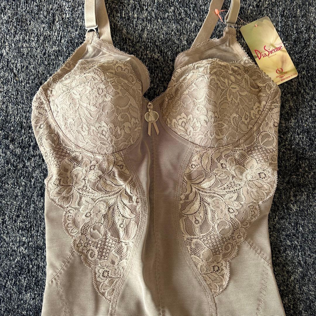 【新品・タグ付き】ダイアナ　 ダイアジェンヌ　ボディスーツ　補整下着　B80LL