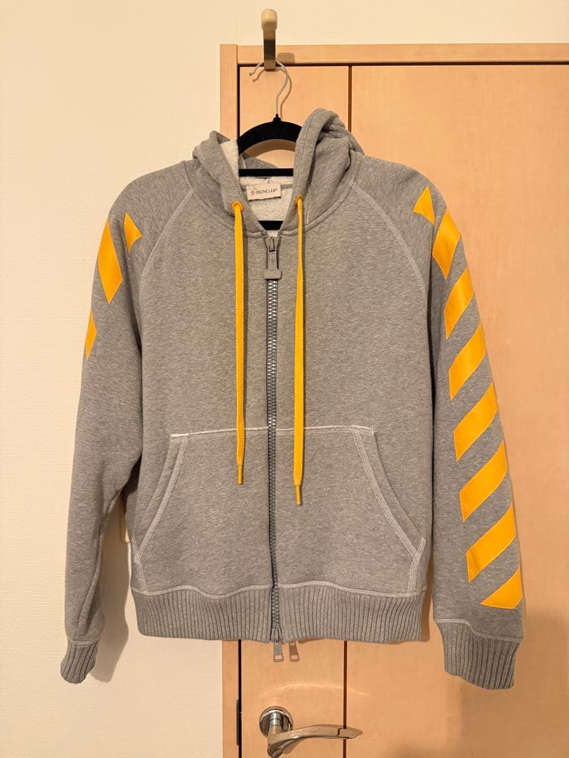 正規品　今週限定価格　MONCLEAR OFF-WHITE パーカー