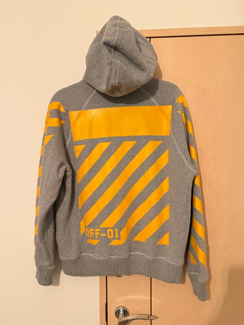 正規品　今週限定価格　MONCLEAR OFF-WHITE パーカー