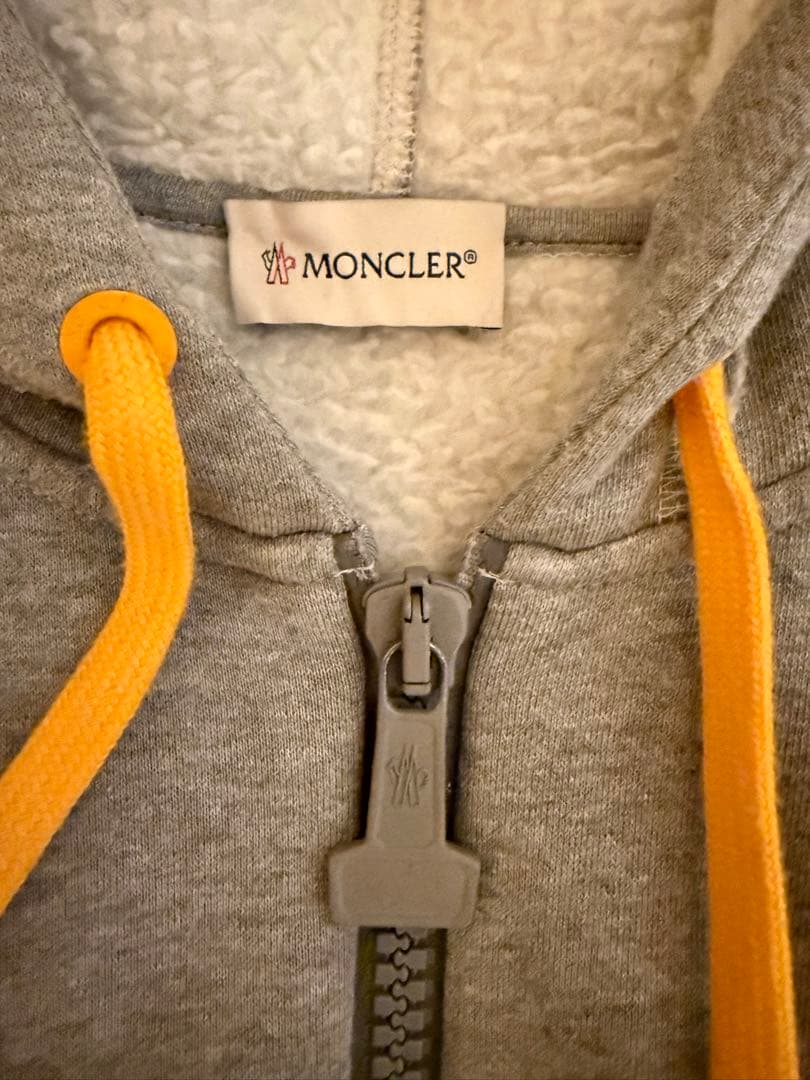 正規品　今週限定価格　MONCLEAR OFF-WHITE パーカー