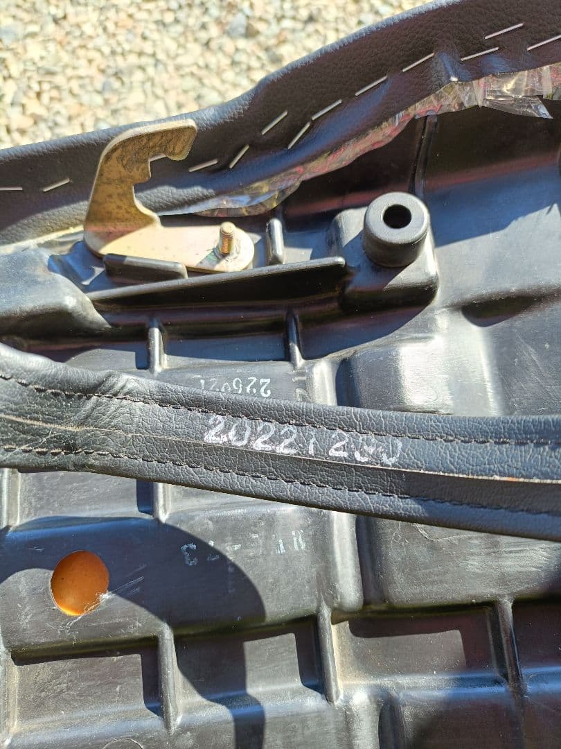 CB750 rc42 カスタムシート　ゴールドロゴ入り　張り替え未使用品