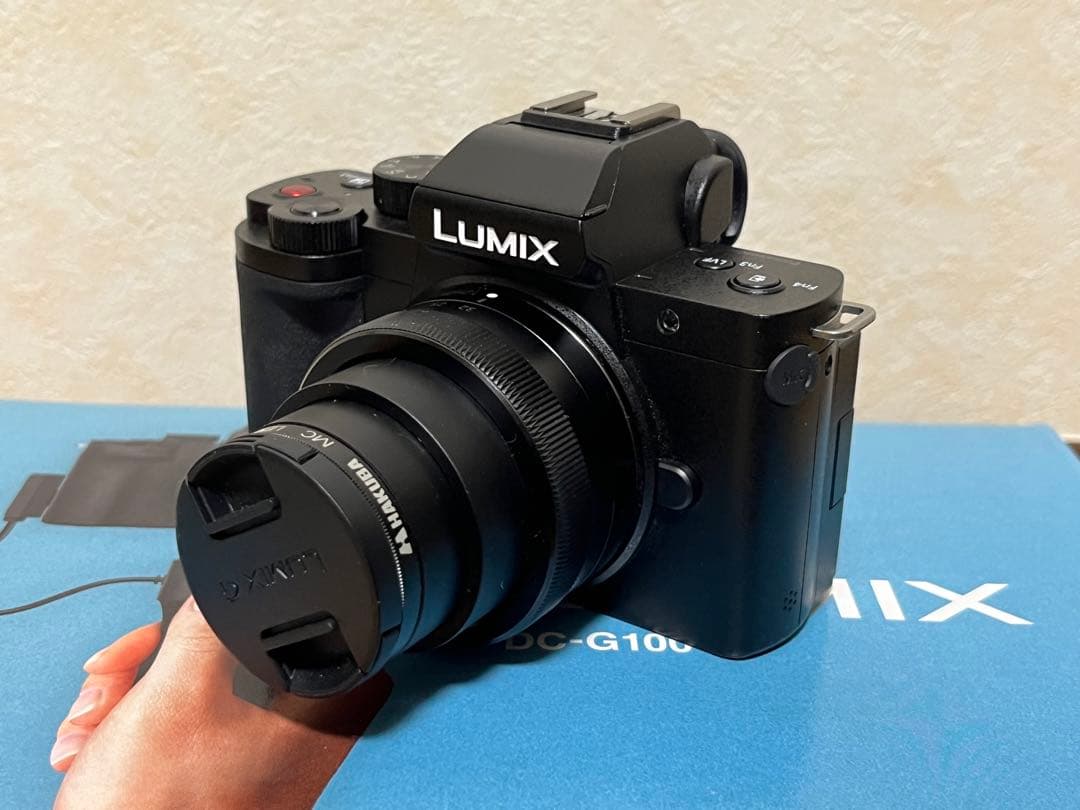 LUMIX G100 ミラーレス一眼 本体とハンドグリップ付き