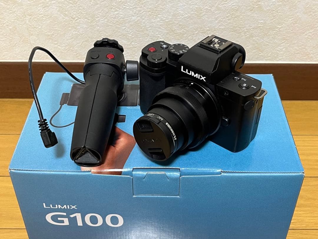 LUMIX G100 ミラーレス一眼 本体とハンドグリップ付き