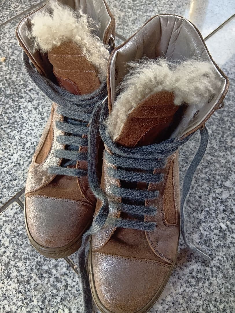 ブルネロクチネリ　ブラウンレザーのハイカットムートンブーツ