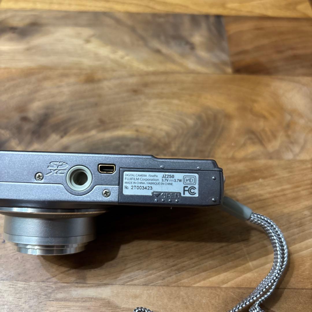①FinePix JZ250 1600万画素 付属品完備 デジカメ