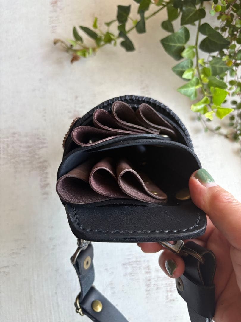 ヌメ革ブラック、蝶型押しブラックのシザーケース