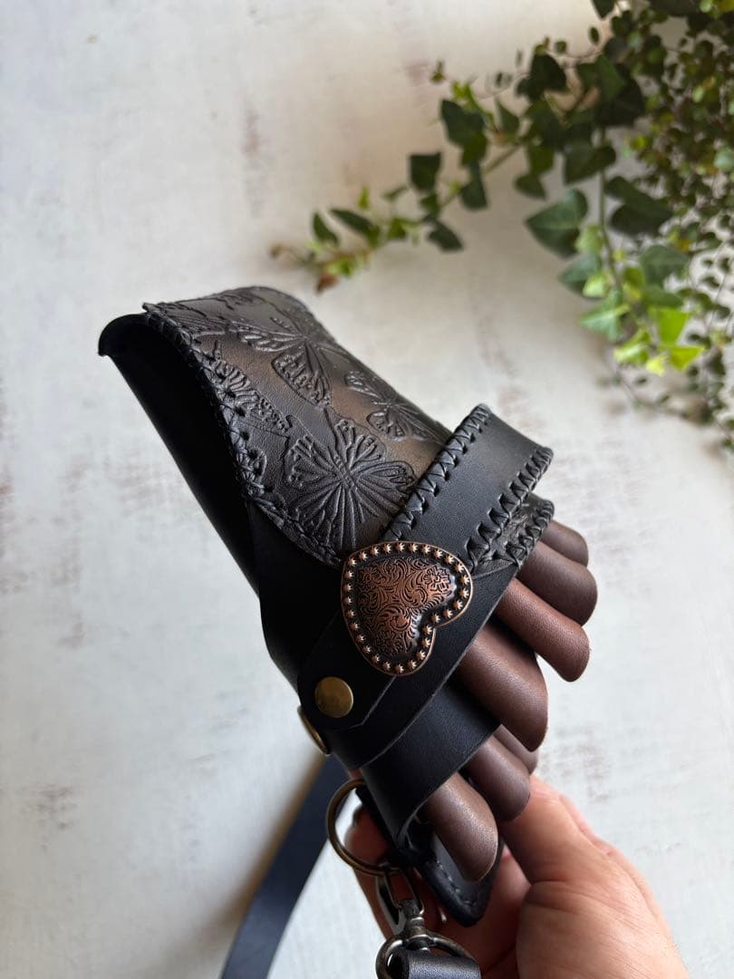 ヌメ革ブラック、蝶型押しブラックのシザーケース