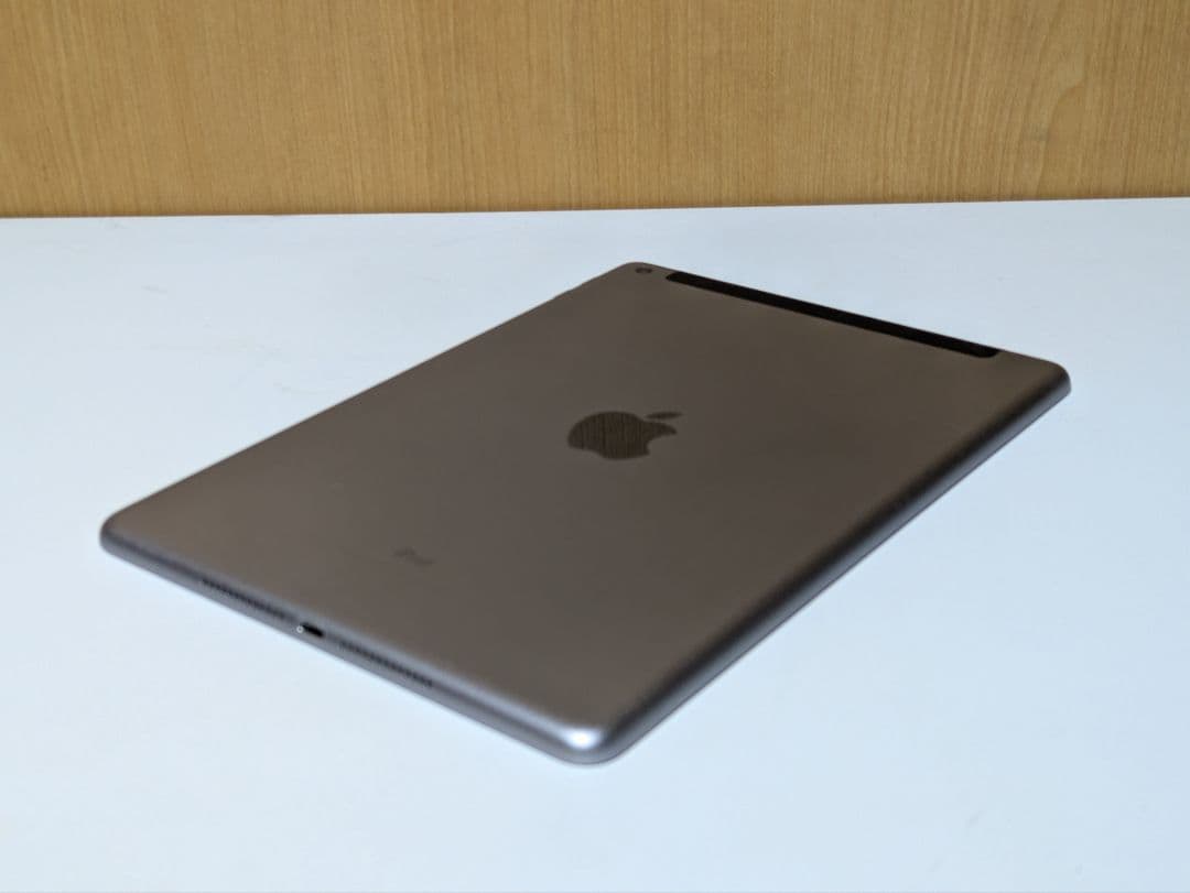 Apple iPad 第6世代　WiFi＋Cellular　スペースグレイ