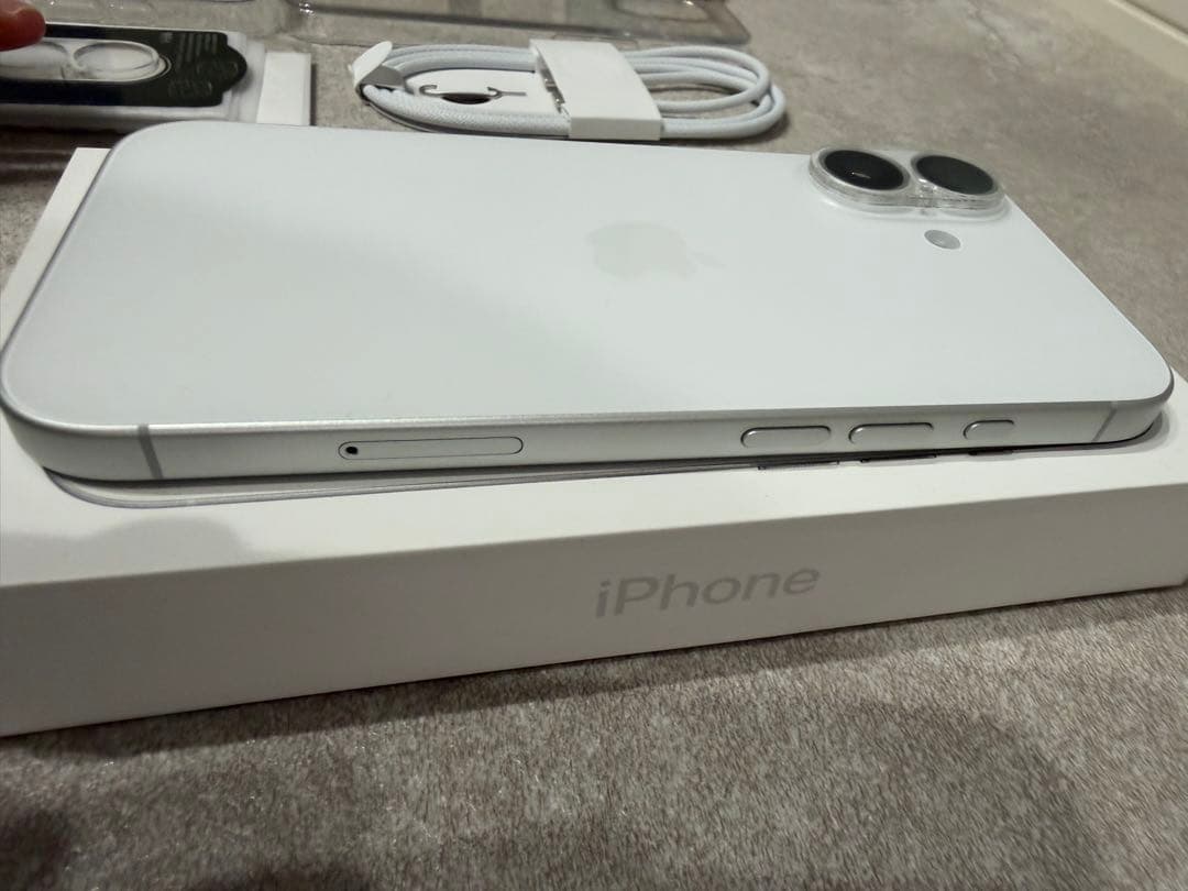 使用期間1年　当日発送可　【極美品】　iPhone16 256GB simフリー