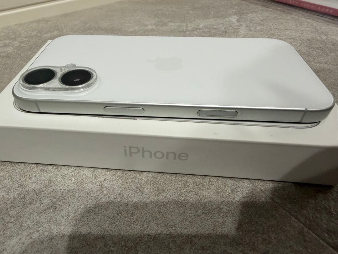 使用期間1年　当日発送可　【極美品】　iPhone16 256GB simフリー