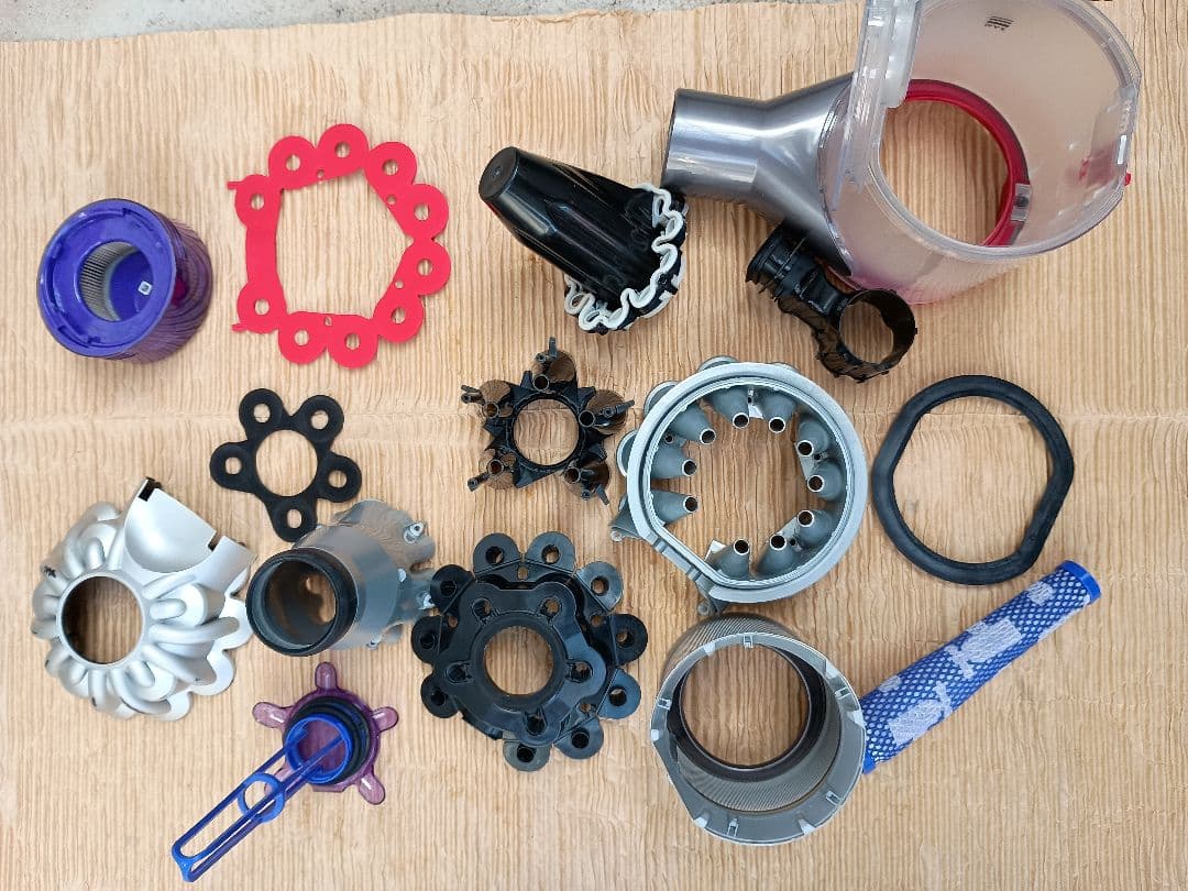 ダイソン V8 コードレスクリーナー SV25　分解洗浄品