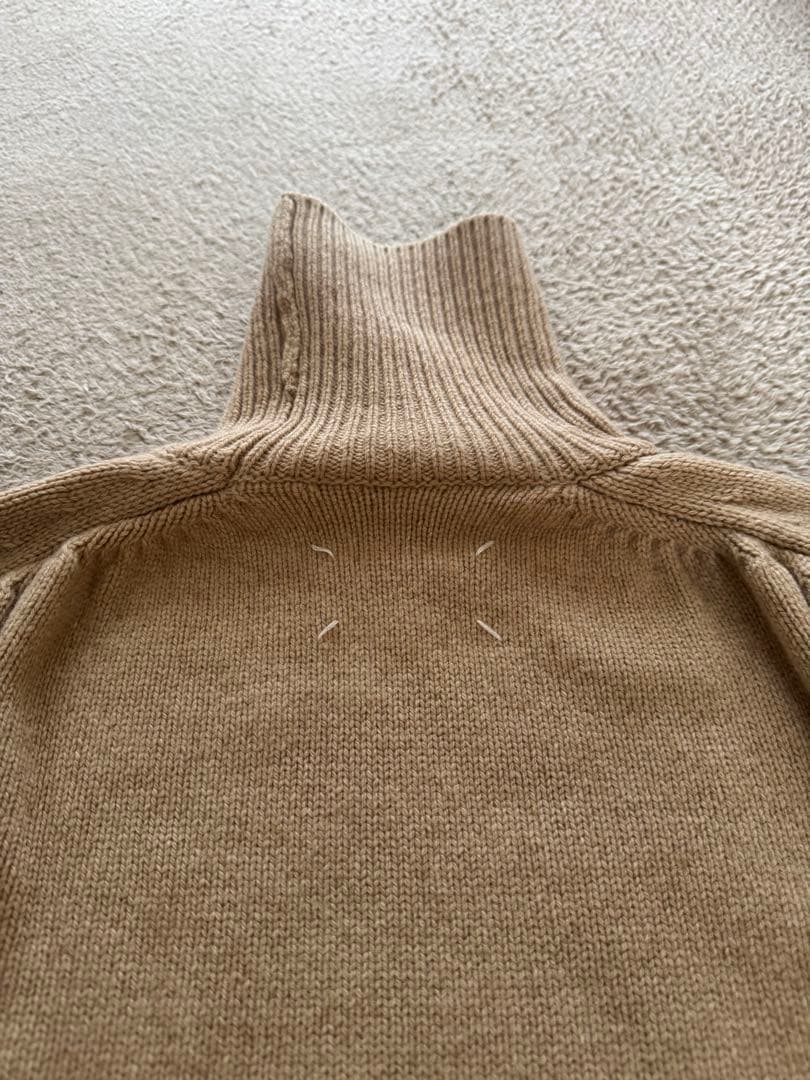 マルタンマルジェラベージュ タートルネック ニット