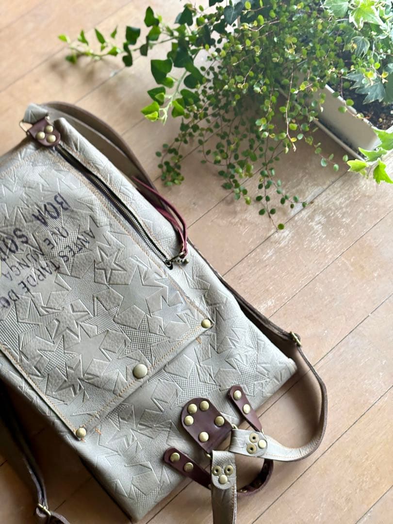 牛革薄カーキ星型押しの大きめリュック