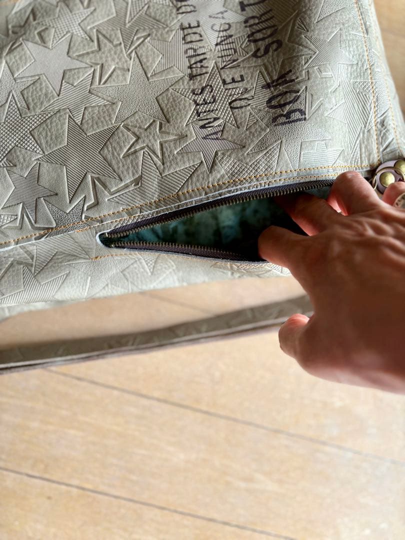 牛革薄カーキ星型押しの大きめリュック