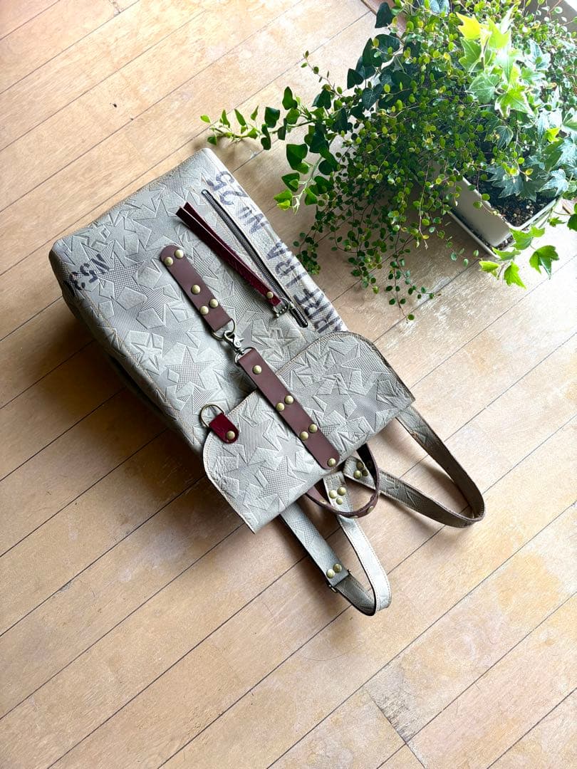 牛革薄カーキ星型押しの大きめリュック