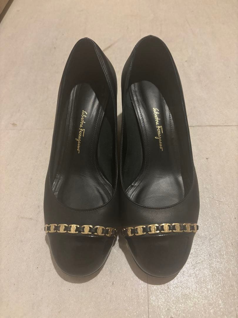 フェラガモ チェーン パンプス 黒 レザー ゴールド金具 23.5cm