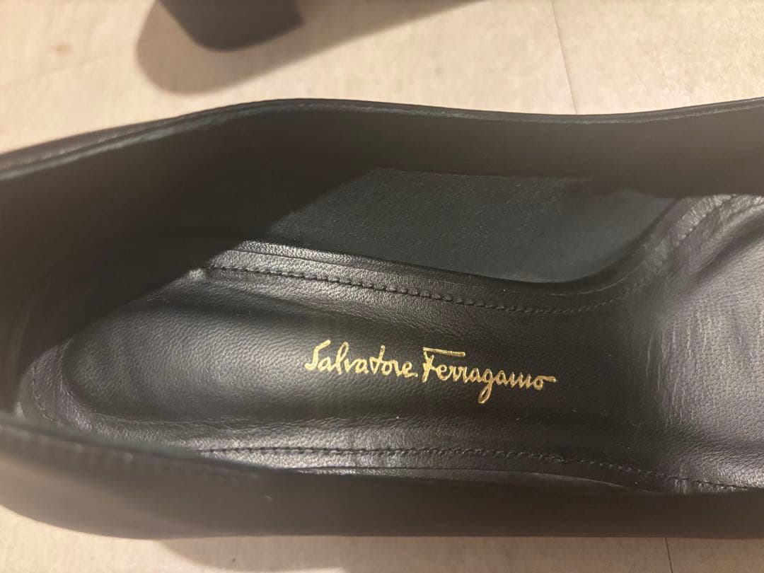 フェラガモ チェーン パンプス 黒 レザー ゴールド金具 23.5cm