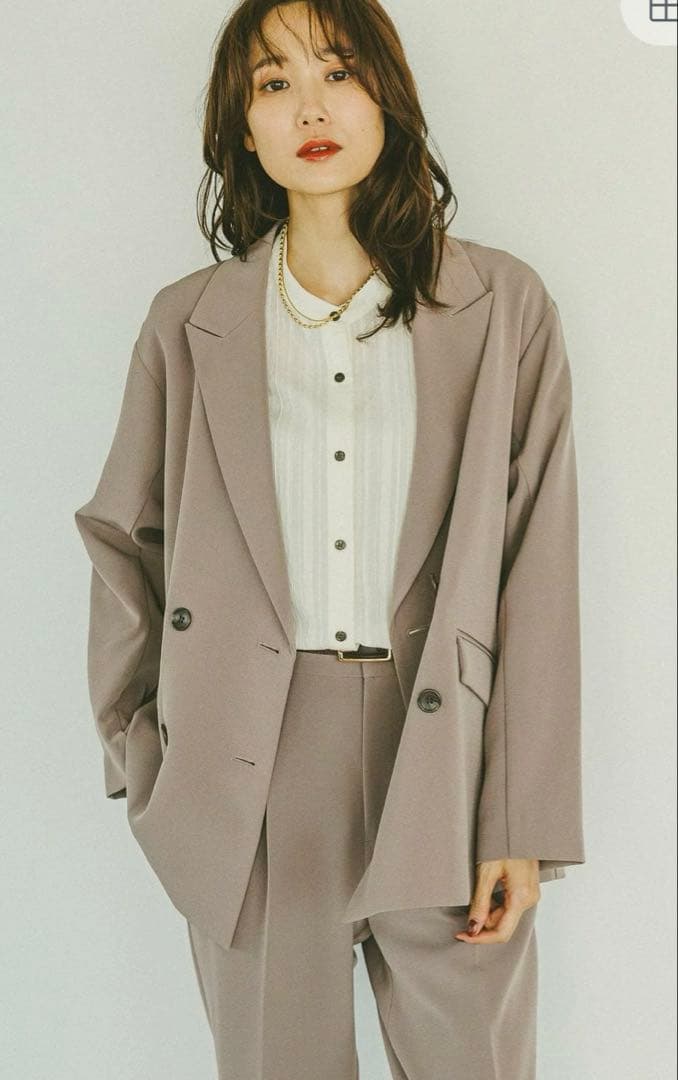 パンツスーツ&ツイードノーカラージャケット