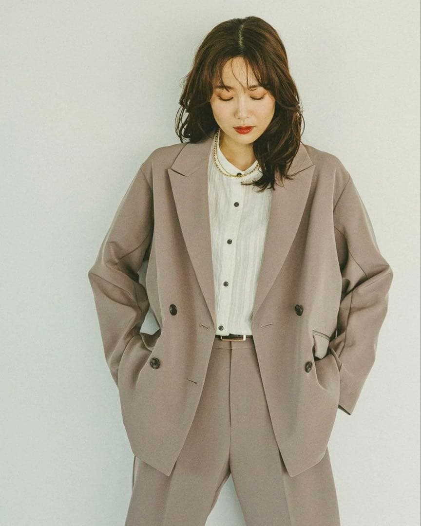 パンツスーツ&ツイードノーカラージャケット